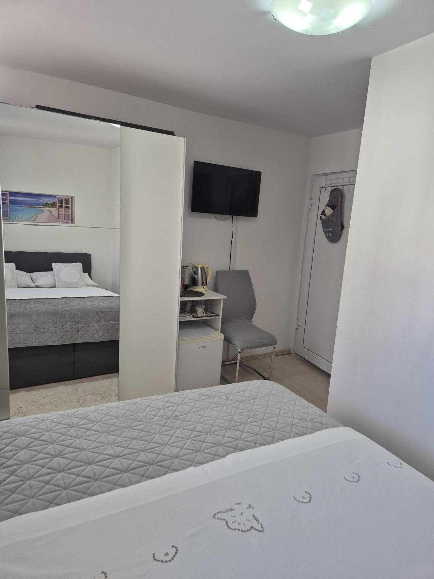 Room Near The Center Сплит Екстериор снимка